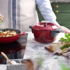 Woll IRON, Servierpfanne Rund Mit Glasdeckel Und Silikongriff, 20 Cm, 5.5 Cm Hoch, Chili Red 9 Woll IRON, Servierpfanne Rund Mit Glasdeckel Und Silikongriff, 20 Cm, 5.5 Cm Hoch, Chili Red -Günstiges Herd Genuss Geschäft 04b509775f9f5d4e27e5082e28c99321