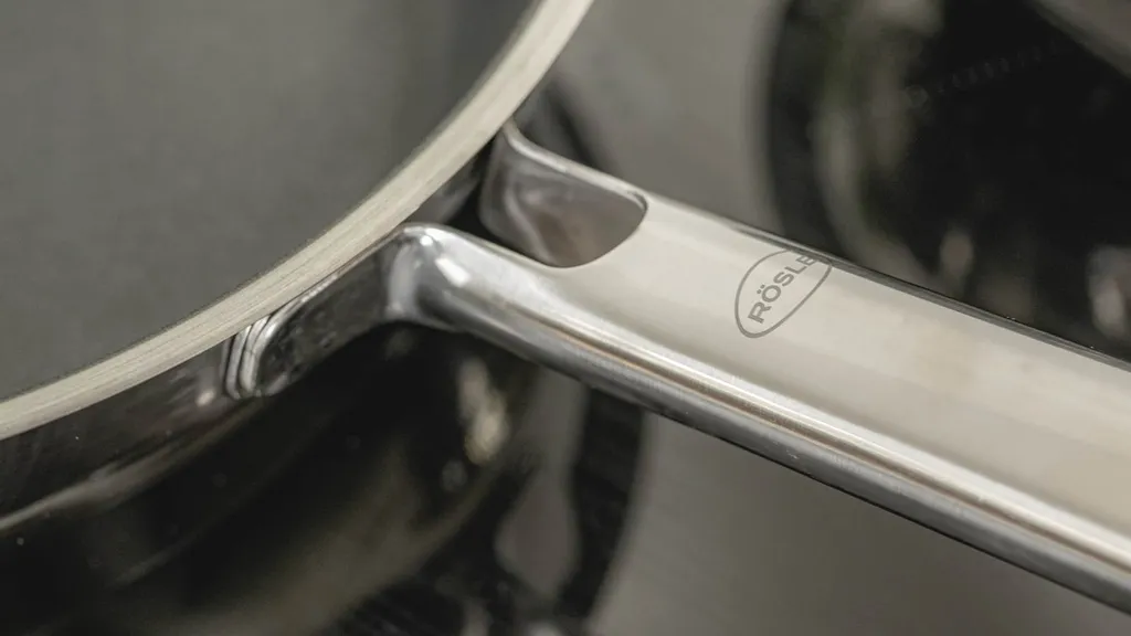 Rösle RÖSLE ELEGANCE Bratpfanne Ø 28 Cm, Edelstahl 18/10, Universalpfanne Mit Antihaftversiegelung ProPlex, Spülmaschinen-, Backofen- Und Induktionsgeeignet 6 Rösle RÖSLE ELEGANCE Bratpfanne Ø 28 Cm, Edelstahl 18/10, Universalpfanne Mit Antihaftversiegelung ProPlex, Spülmaschinen-, Backofen- Und Induktionsgeeignet – Bild 4