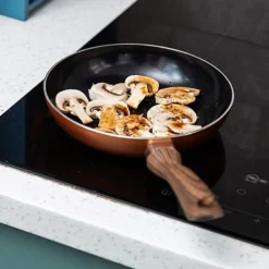 Nuovva Kupfer Bratpfanne - Keramische Antihaftbeschichtung - Holzgriff Bratpfanne - Ø 24 Cm Induktion - PTFE-frei 15 Nuovva Kupfer Bratpfanne - Keramische Antihaftbeschichtung - Holzgriff Bratpfanne - Ø 24 Cm Induktion - PTFE-frei -Günstiges Herd Genuss Geschäft 87fec4fd01d368a61f3f6b91b72dd3e2