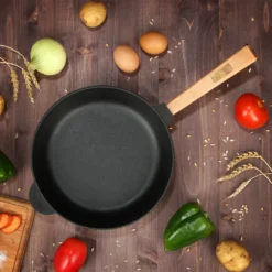 Ø24cm 62mm Hoch Gusseisenpfanne Gußeisenpfanne Mit Holzgriff Pfanne Aus Gusseisen -Günstiges Herd Genuss Geschäft 8a432516e5815d4d1fcc80f3569affe7