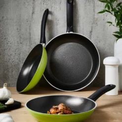 GSW Pfannen-Set Nova 3-tlg. Grün, Aluminium, Kunststoff, Bratpfanne ø Ca. 20 X H 4,2cm / ø Ca. 24 X H 4,4cm / ø Ca. 28 X H 4,8cm -Günstiges Herd Genuss Geschäft 8f5ea3397e0a1883b47edc96b49321b5