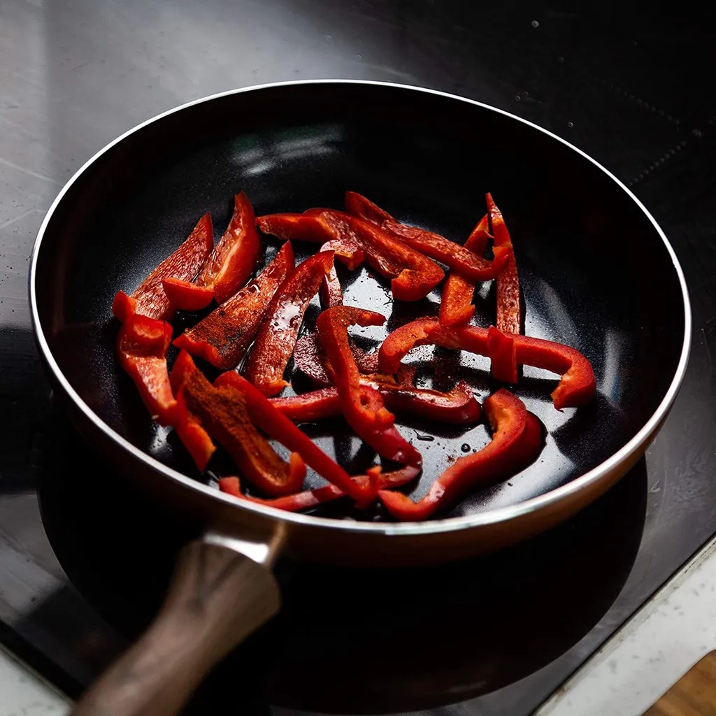 Nuovva Kupfer Bratpfanne - Keramische Antihaftbeschichtung - Holzgriff Bratpfanne - Ø 24 Cm Induktion - PTFE-frei 6 Nuovva Kupfer Bratpfanne - Keramische Antihaftbeschichtung - Holzgriff Bratpfanne - Ø 24 Cm Induktion - PTFE-frei – Bild 4