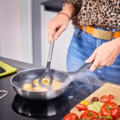 Rösle RÖSLE Basic Line Bratpfanne Ø 20 Cm, Edelstahl 18/10, Mit Antihaftversiegelung ProPlex, Schüttrand, Induktions- Und Spülmaschinengeeignet -Günstiges Herd Genuss Geschäft a8584fb9bf7e9eec8c00d9070e64a6d6